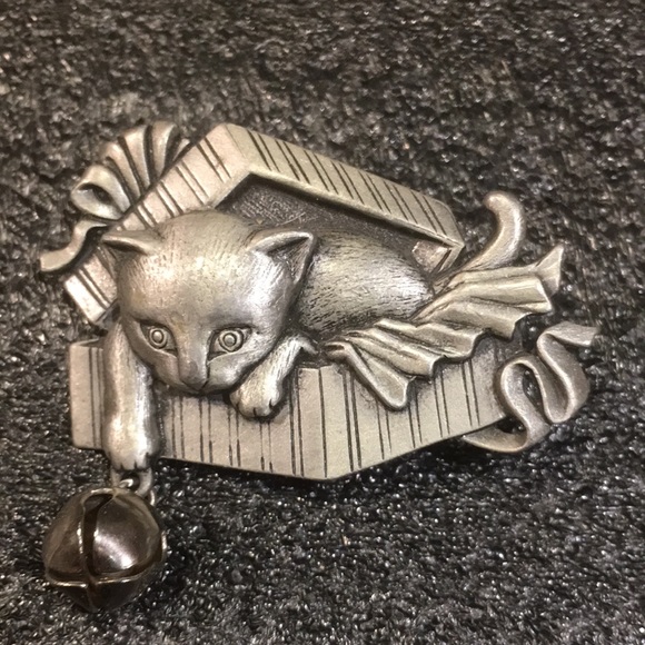 Vintage JJ Jonette Cat in Gift Box Playing with Bell Pewter Pin Brooch - Picture 7 of 12